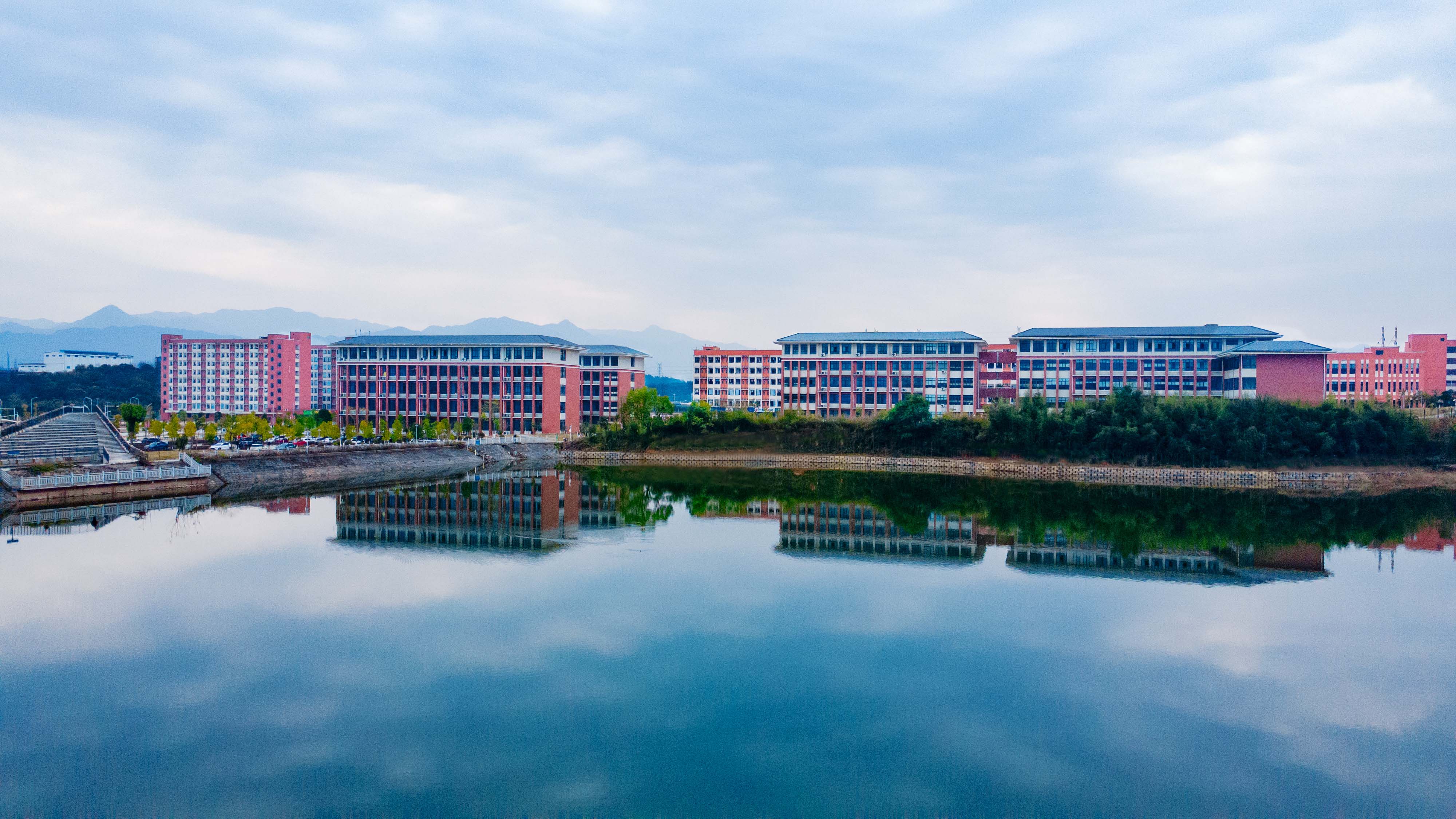 凝心聚力开新局 继往开来谱新篇 ——我校召开2025-2026学年第一学期期末教职工大会
